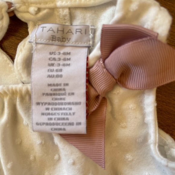 Sleeveless white top with scallops and pink bow - Picture 6 of 7